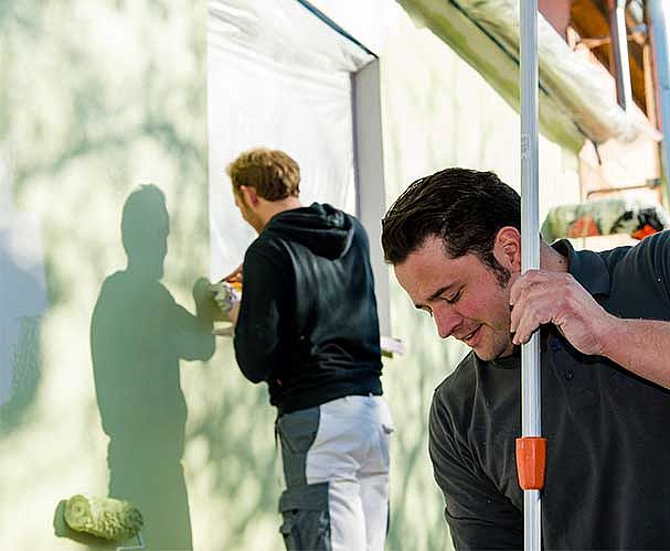 [Translate to nl_nl:] Malerarbeiten an der Hausfassade
