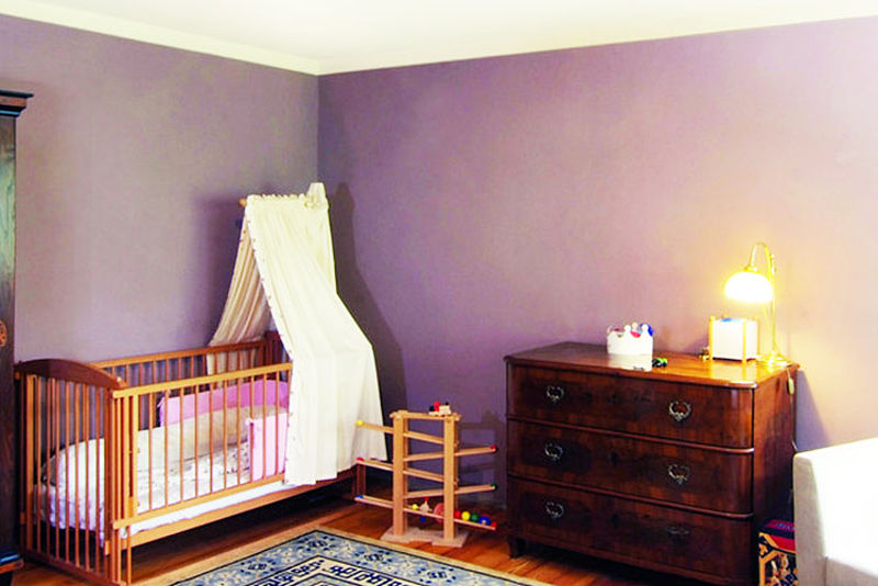 Babykamer in een rustgevende lila kleur 